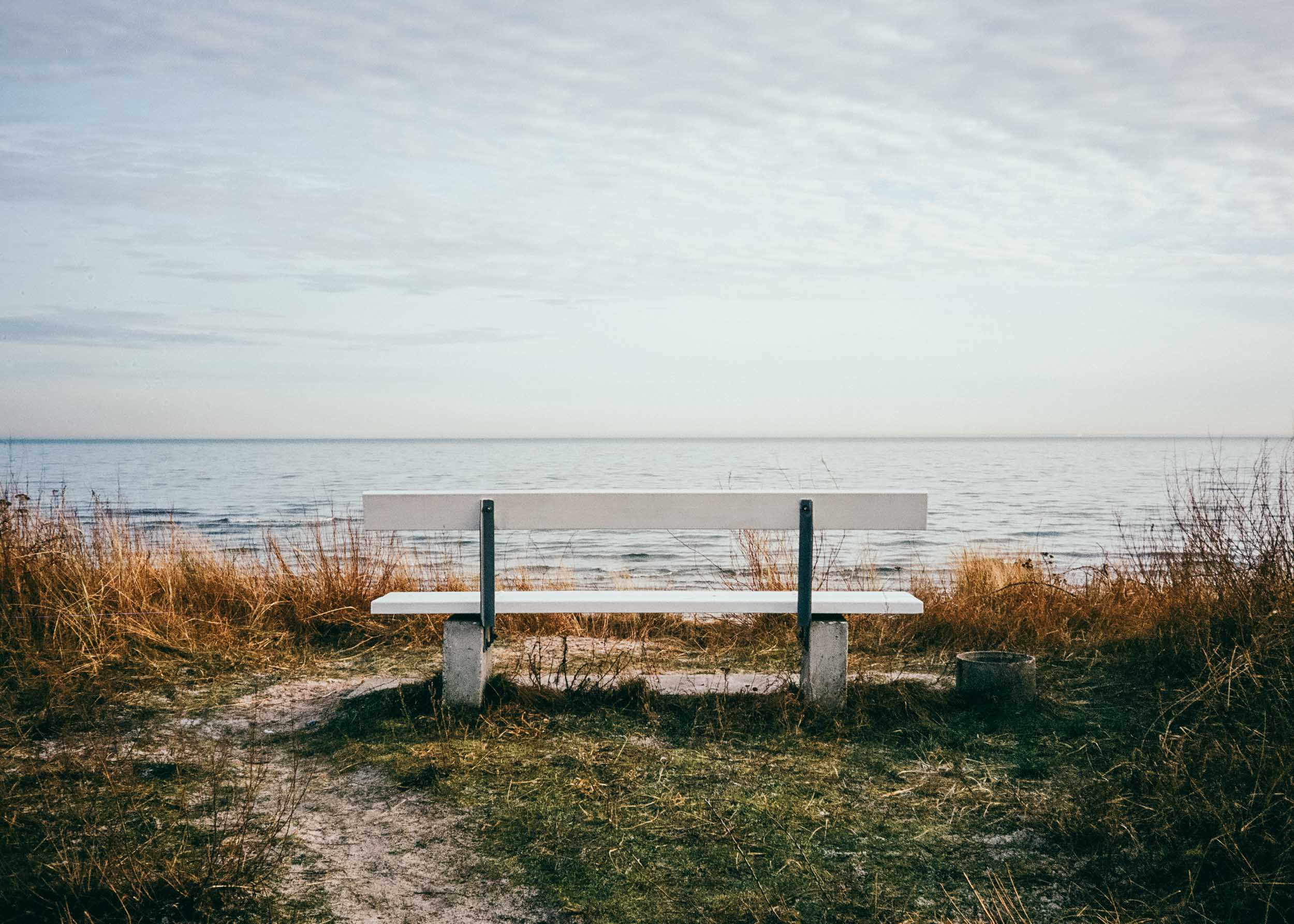 A bench at the beachside