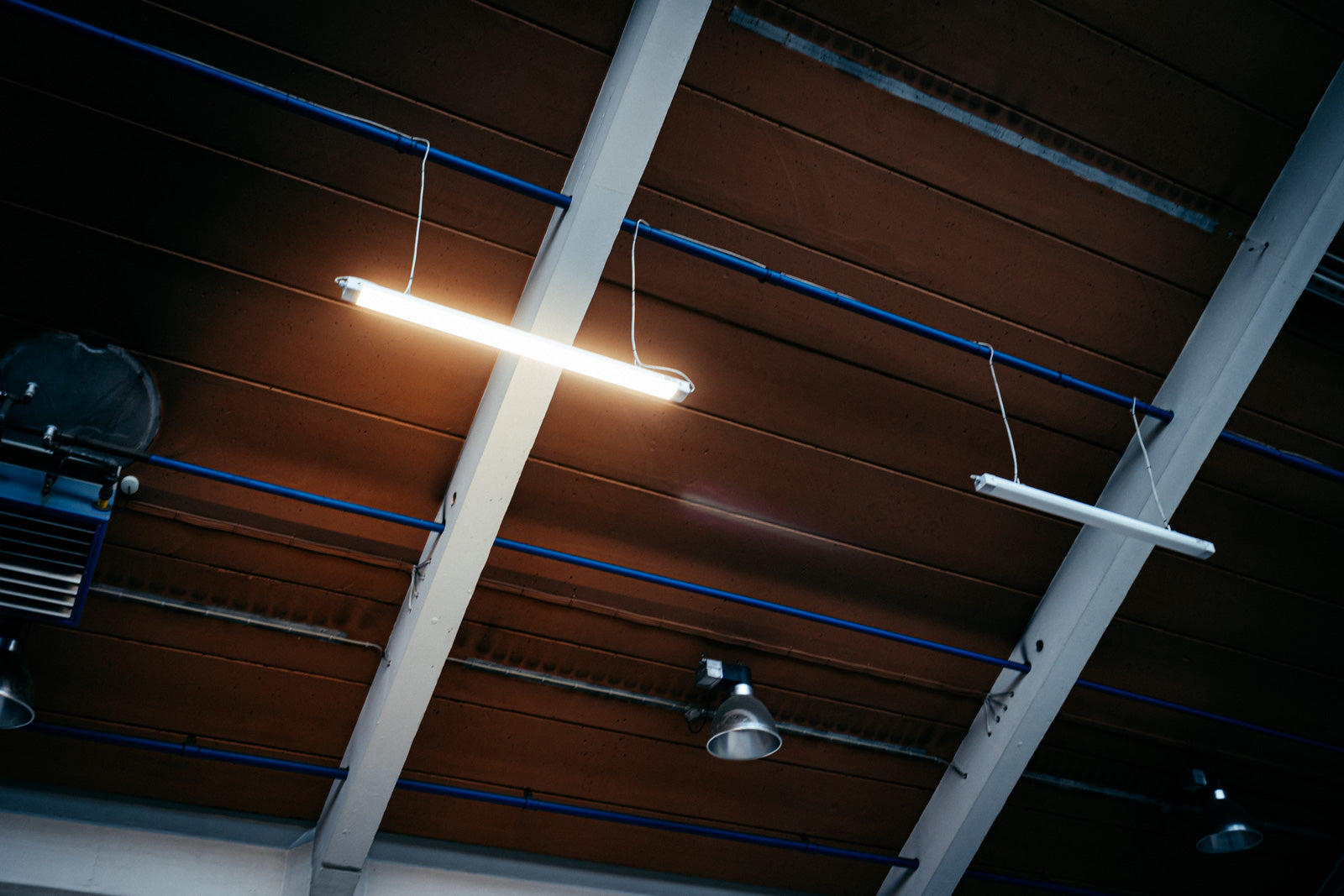 A light hanging from the ceiling of a building