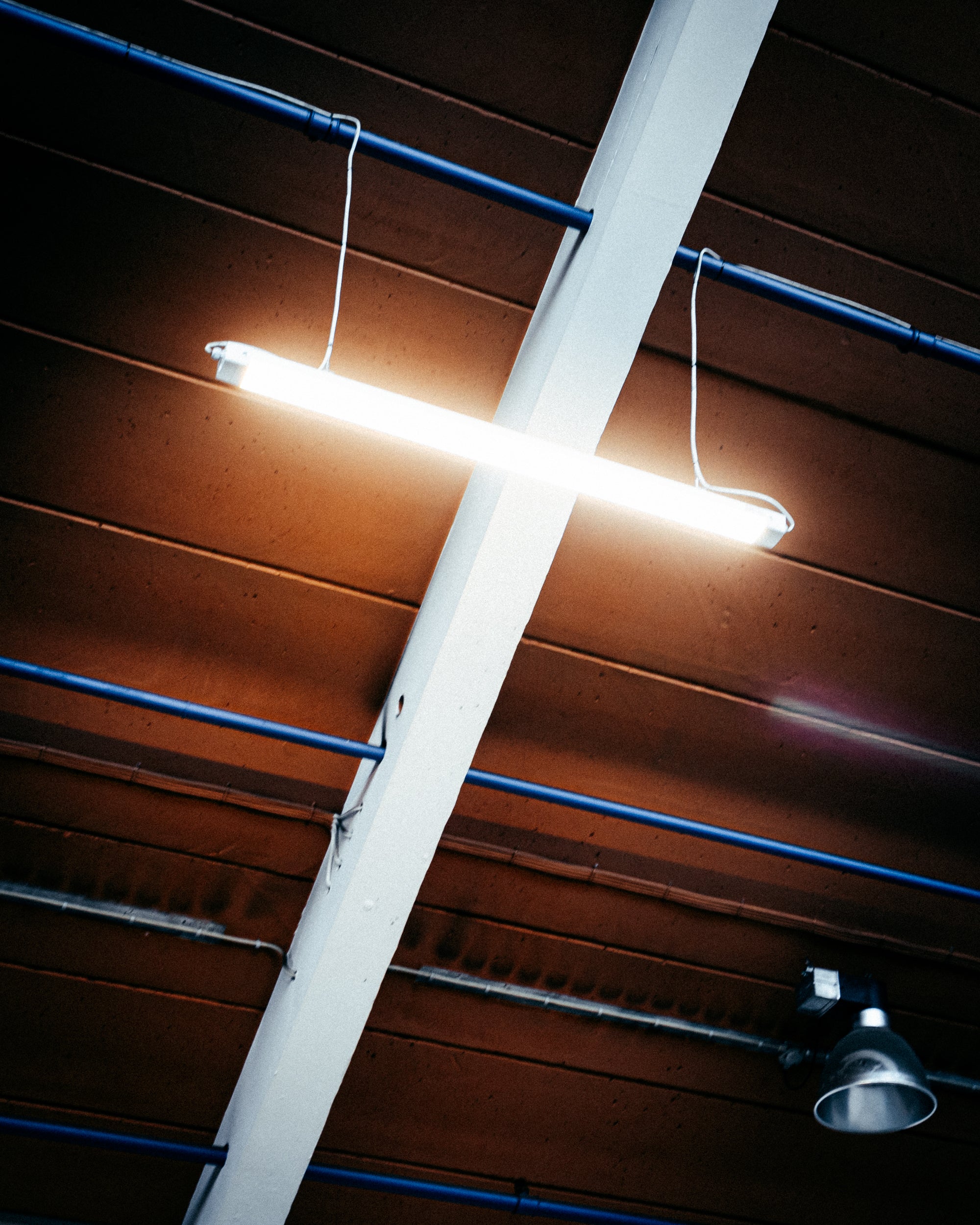 A light hanging from the ceiling of a building